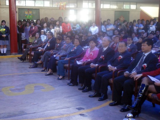 駐秘魯黃代表夫婦(右三及右四)與「孔夫子學校」校長(右五)等觀賞學生表演