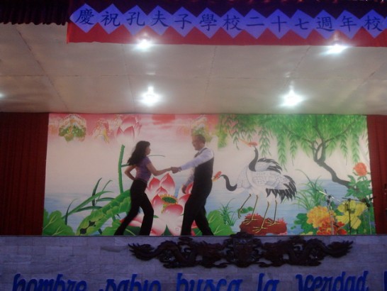 駐秘魯黃代表夫婦於秘魯「孔夫子學校」校慶活動中表演舞蹈