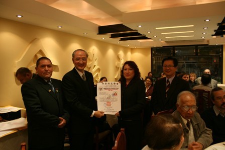 黃代表榮國頒發「秘魯針灸學會」研習班學員結業證書，左一為國術8段的Max Flores先生。