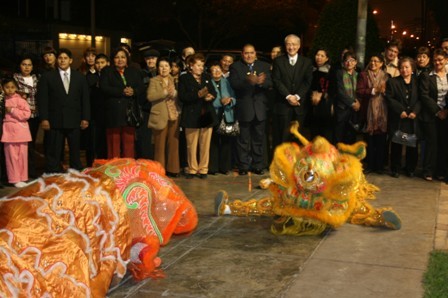 黃代表榮國夫婦觀賞「秘魯中華國術總會」舞獅獻瑞