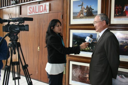 秘魯TELMEX電視台員現場採訪黃代表榮國，說明「台灣畫境」文化展於秘魯農業大學開幕情形。