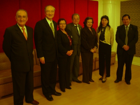 黃代表夫婦與賓客國立San Marcos 大學校長Luis Izquierdo Vasquez夫婦(右起3及4)、國立農業大學校長Abel Mejia Marzacuzco夫婦(右1及左3)及大學聯盟執行長Victor Urrunaga(左1)等合影。