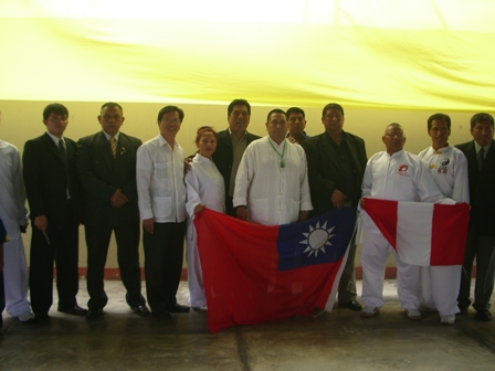 「秘魯中華國術總會」及「太極拳與氣功總會」新任幹部與新聞組組長朱盛鴻合影
