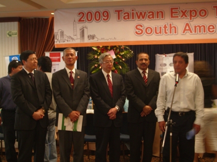 秘魯移民局長及利馬商會副會長參觀貿洽會並致詞祝福圓滿成功。