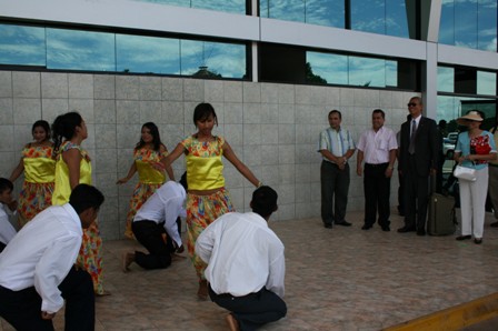 2009.03.24黃代表聯昇夫婦飛抵Pucallpa市機場，受到民俗舞者以熱情舞蹈的歡迎。