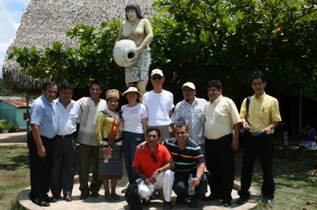 2009.03.25黃代表聯昇夫婦一行於Ucayali省San Francisco原住民部落合影。