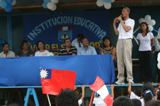 2009.03.25黃代表聯昇向位於Ucayali省的Villa El Salvador 中小學師生致詞。