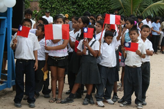 2009.03.25 Villa El Salvador 中小學學生手持台秘國旗歡迎黃代表聯昇夫婦等一行。