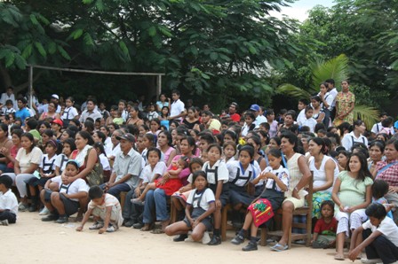 2009.03.25 Villa El Salvador 中小學學生及家長歡迎黃代表聯昇夫婦等一行。