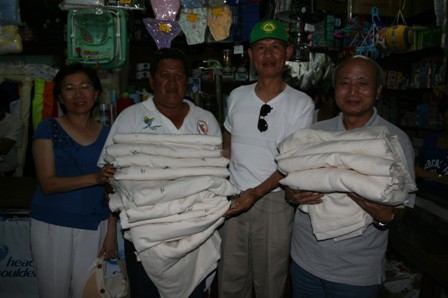 2009.03.27 黃代表聯昇與旅秘台商吳茂男(右一)各捐贈價1千美元蚊帳予Loreto省水災戶，由民防局長(左起二)代表省長接收。