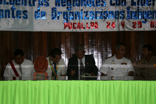 2009.03.24 Coronel Portillo縣代理縣長Sr. Ulises Saldaña Bardales頒發「重要訪賓」證書予黃代表聯昇