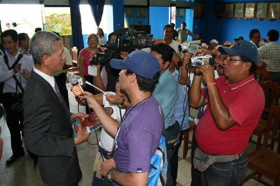 2009.03.24 Ucayali省各媒體記者採訪黃代表聯昇
