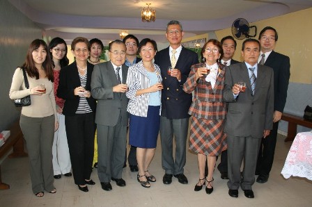 黃代表夫婦與校長等活動後合影