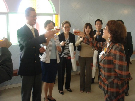 孔夫子學校校長Luz Marina Cabrera女士(右)舉杯感謝黃代表出席慶祝活動