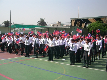 2009.4.30 拜倫勳爵學校(Colegio Lord Byron )師生揮舞我國國旗歡迎黃代表聯昇一行。