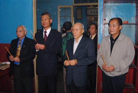 黃代表(左二)與介休(Callao)中華會館僑胞們共同拈香祝禱，冀盼國運昌隆。