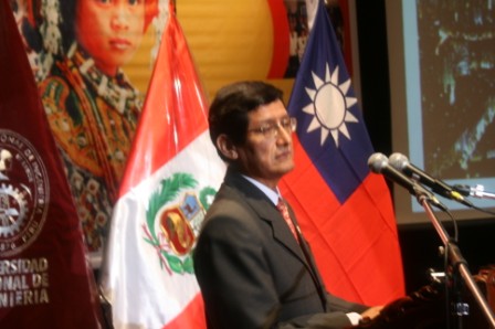 秘魯「台灣論壇」中Carlos Aquino Rodriguez博士主講「台灣經濟發展