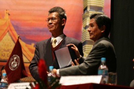 駐秘魯黃代表聯昇致贈國立工程大學主任秘書Mr. Luis Acuña感謝牌。