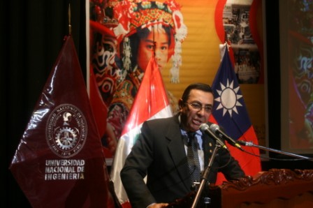 秘魯「台灣論壇」中	Juan Velit Granda博士主講「國際體系架構下金融危機的省思」。