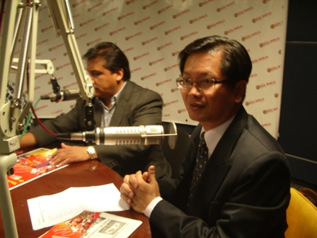 7月9日下午16:35〜16:45 朱組長盛鴻接受秘魯San Borja電台(FM91.1)節目主持人Mr. Diego Palomino現場立即專訪10分鐘，說明「台灣文化週」活動內容。