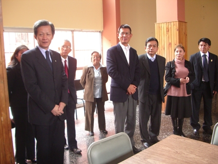 秘魯自由省(La Libertad)主任秘書Napoleon Vilca Garci(右三)參觀中國國民黨秘魯總支部。