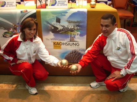 秘魯擲銅球選手Mariolina Saletti女士(左一)及教練Alfredo Chavez Farfan(右一)在高雄世運海報前合影。