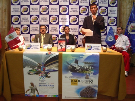 黃代表聯昇於秘魯體育局召開記者會中介紹高雄世運籌辦經過。