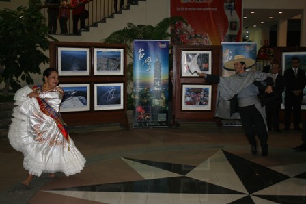 「台灣文化週」開幕，拉莫利納區政府提供的2004年秘魯民俗舞蹈「方巾舞」比賽成人組冠軍隊伍表演。