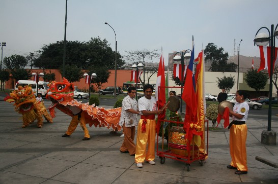 2009.07.18「台灣文化週」閉幕，舞獅在場外鑼鼓喧天，吸引人潮。