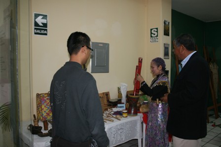2009.07.18泰雅風情舞蹈團團長古秋妹女士為來賓說明展出文物內容。