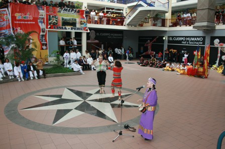 2009.07.18泰雅風情舞蹈團於「台灣文化週」中表演原住民戀人舞蹈。