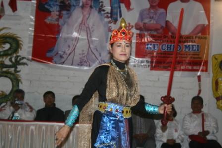 泰雅風情舞蹈團團長古秋妹女士於秘魯中華國術總會所辦歡迎茶會中，示範劍舞。