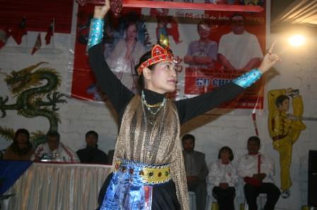 泰雅風情舞蹈團團長古秋妹女士於秘魯中華國術總會所辦歡迎茶會中，示範劍舞。