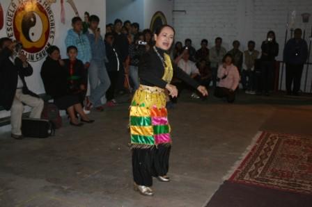 泰雅風情舞蹈團團長古秋妹女士於秘魯中華國術總會所辦歡迎茶會中，示範養生佛舞。