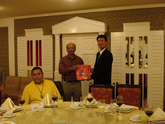 駐秘魯黃代表於歡送餐會中贈送施正忠教練紀念品