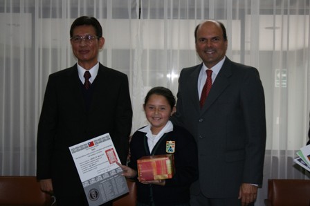 黃大使聯昇轉發銀牌獎予「Guisse海軍上將學校」得獎學童Natalia Aguero