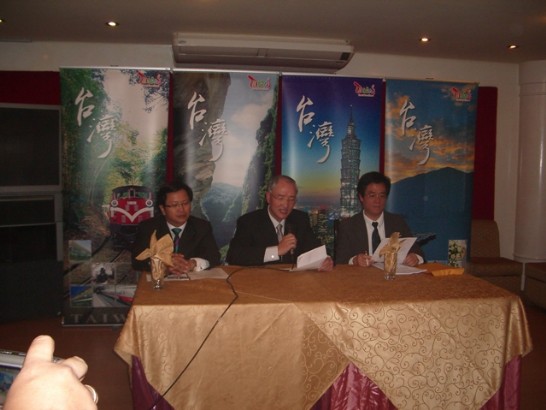 2009.09.10駐處新任黃代表榮國(中)於記者會宣佈機械拓銷團將於09.16抵訪。