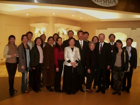 2009.09.14離任的黃大使聯昇夫婦啟程赴任巴拉圭，駐秘魯代表處新任黃代表榮國夫婦率同員眷及台商代表於秘京國際機場送行。