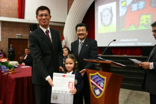 黃大使聯昇頒發第40屆世界兒童畫展金牌獎予「美洲學校」6歲學童Nicole Kamiche Planas