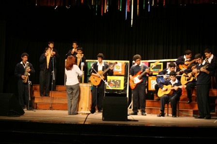 「美洲學校」中學生樂團於頒獎儀式中演奏秘魯樂曲