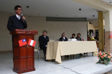 黃大使聯昇於Chorillos區「布拉格耶穌學校」(Colegio Niños Jesús de Praga)致詞，謝學生參展及恭喜獲獎。