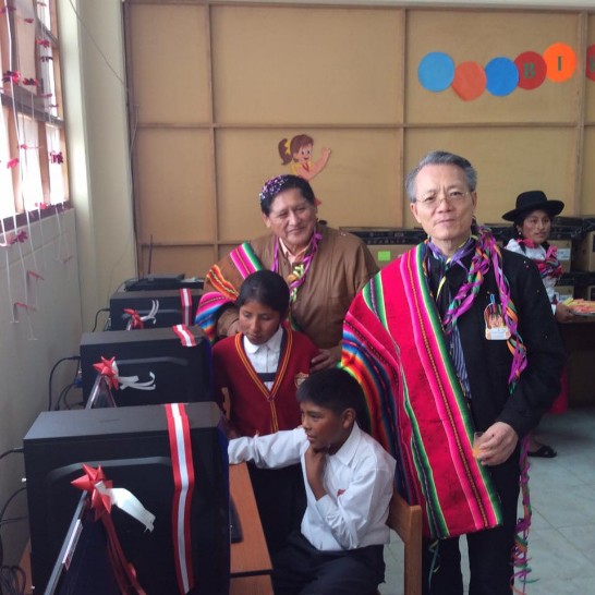 吳大使主持秘魯Tacna省Coronel Gregorio Albarracin學校電腦教室啟用典禮