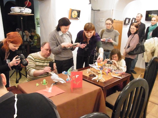 台灣紙藝家洪新富在拉當市文化中心記者會中展示作品