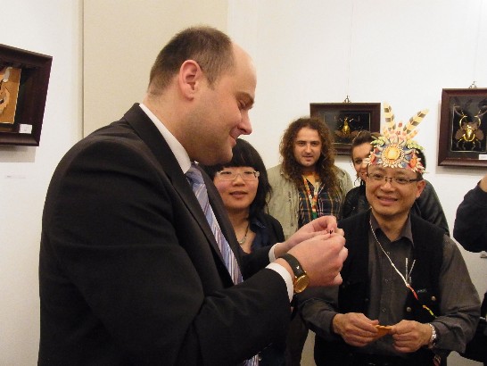 拉當市長Mr. Andrzej Kosztowniak學習摺紙