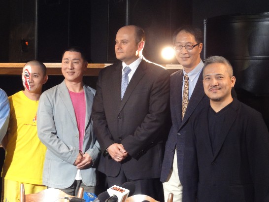 拉當市長柯思圖尼克在記者會中與國光團長鍾寶善、導演李小平、資深演員唐少華、飾演美猴王的李佳麒合影