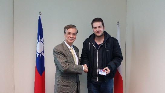 江大使致贈波蘭首位度假打工計畫申請人Piotr Pawel PIERZAK紀念品