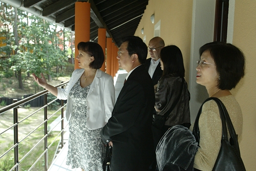 劉代表參觀安養中心