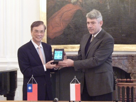 Taiwan donate iiiGuide-c system to the Palace Museum in Wilanow