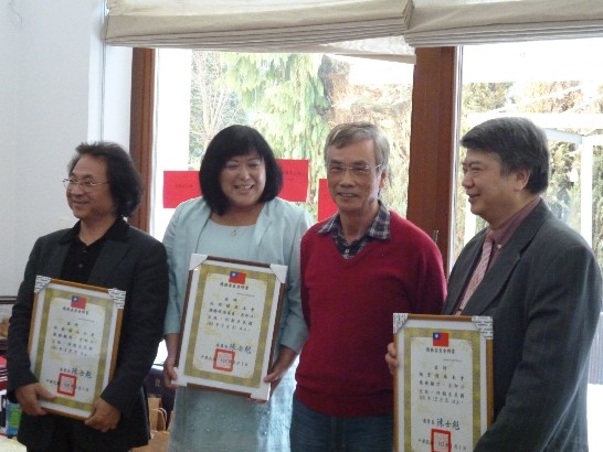 Ambassador Chiang on behalf of Minister Chen awarded certificates to 3 overseas recruits