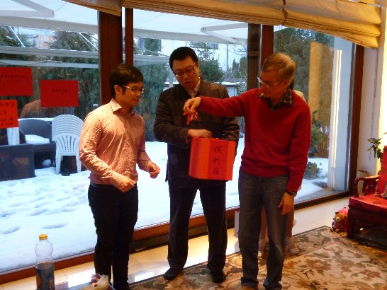 Ambassador Chiang drew out lottery